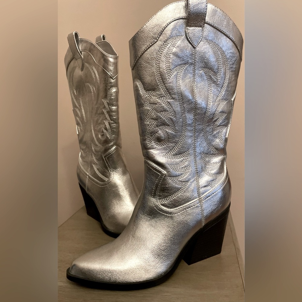 NWT Nine West Silver Metallic Western Cowboy Boots